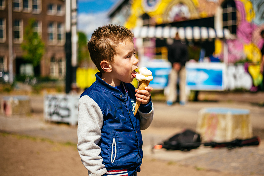Kind geniet van ijs op een feestje