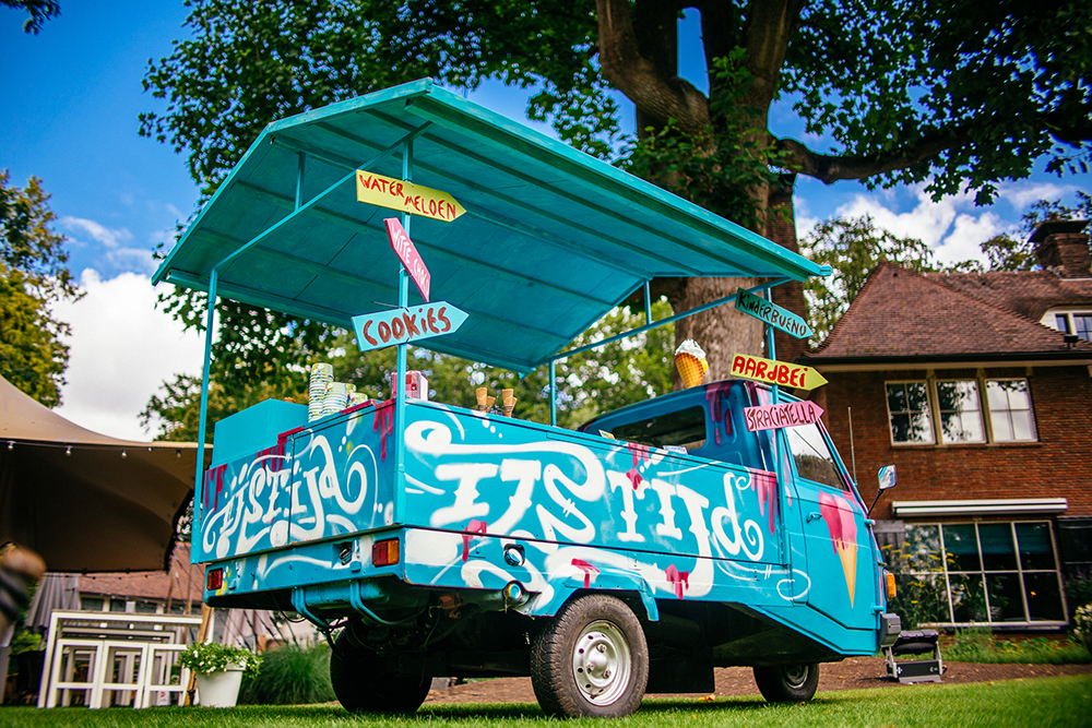 Ambachtelijke Italiaanse ijscowagen op een outdoor evenement