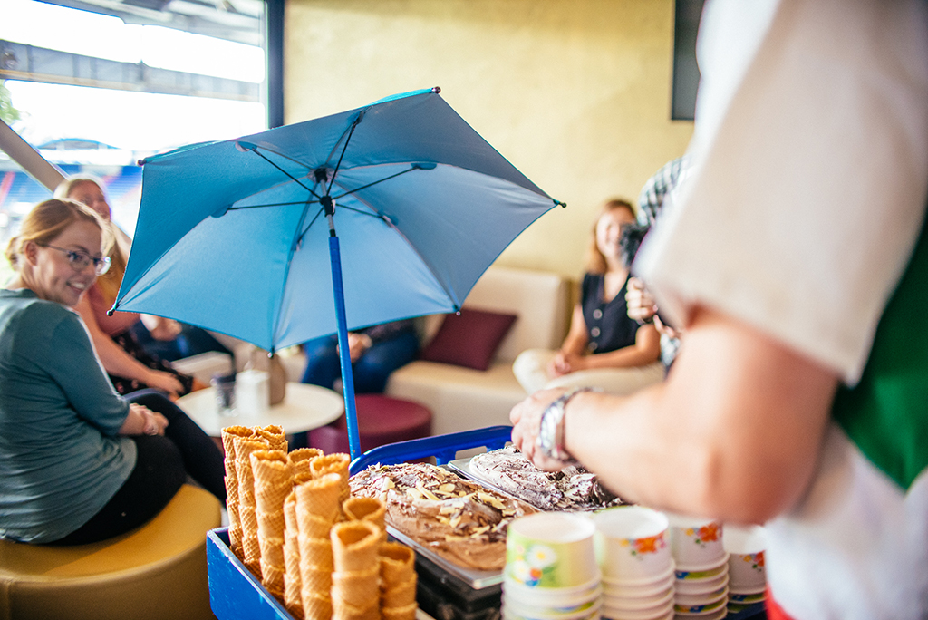 Medewerker van een ijskar die gelato serveert